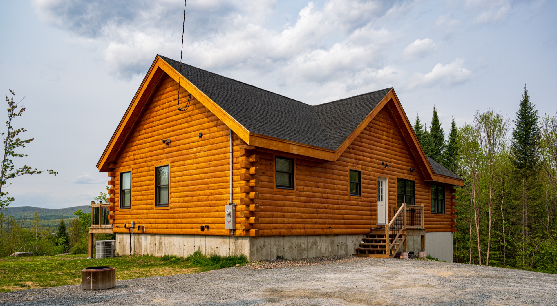Side exterior view of the Sunapee log home in daytime